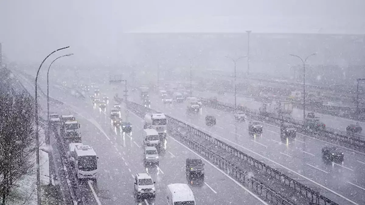 İstanbul’da Kar Yağışı Başladı: Taksim’de Kar, Silivri’de Sağanak Etkili Oluyor
