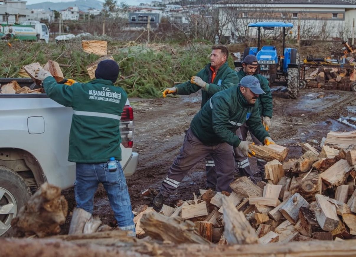 Kuşadası’nda Budamadan Elde Edilen Odunlar İhtiyaç Sahiplerine Yakacak Olarak Ulaştırılıyor