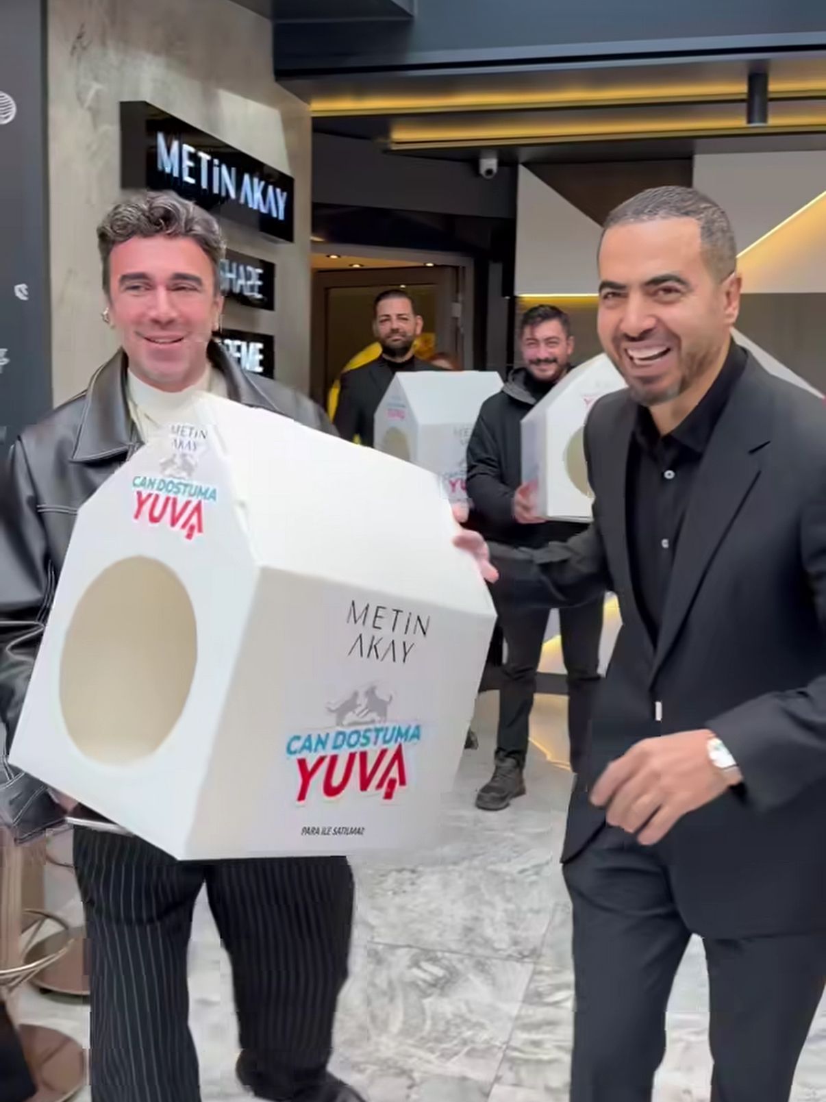 İş insanı Metin Akay’dan sokak hayvanlarına yuva ve mama desteği