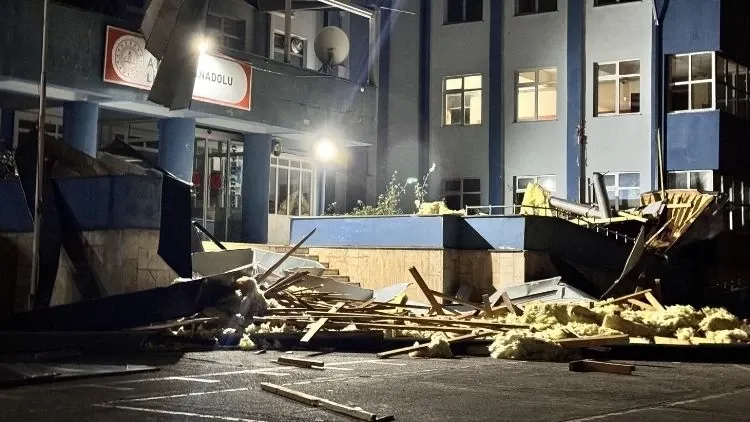 Düzce’de Fırtına Okul Çatısını Uçurdu: Eğitime 1 Gün Ara Verildi