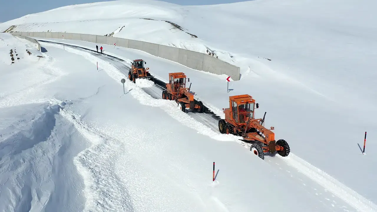 Sivas’ta Kar Alarmı: 166 Yerleşim Yerinin Yolu Ulaşıma Kapandı!