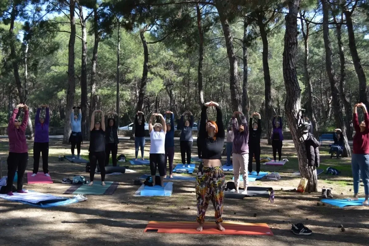Konyaaltı’nda Sporseverler Yoga Derslerinde Buluştu 